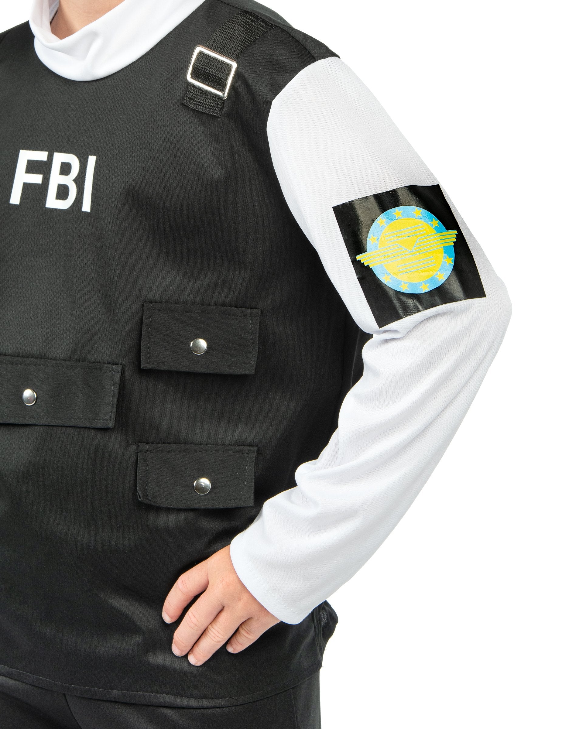 Gros plan sur le gilet et l'écusson de manche du déguisement FBI pour enfant