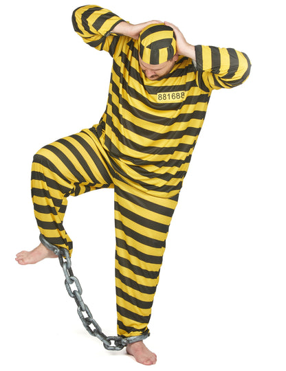 Vue avec jambe levée et chaînes aux chevilles du déguisement de prisonnier pour adulte