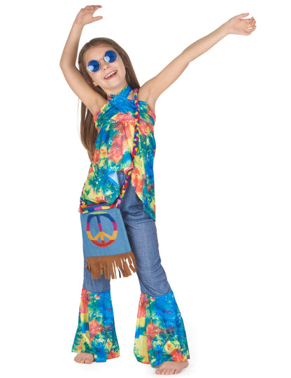 Póz felemelt karokkal a lányoknak készült hippie jelmezről