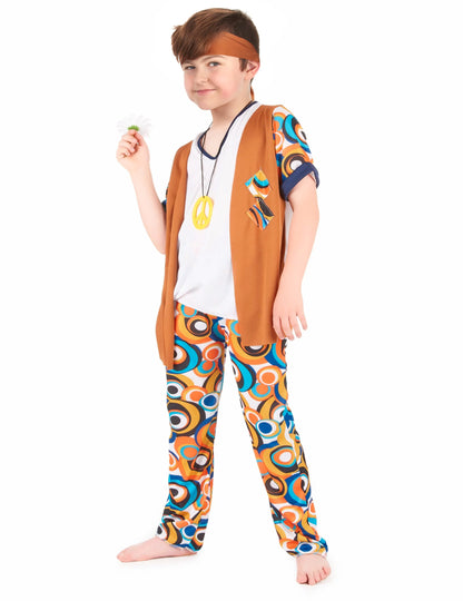 Háromnegyedes nézet a fiúknak készült hippie jelmezről