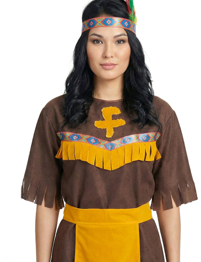 Indiai jelmez körülvett nő