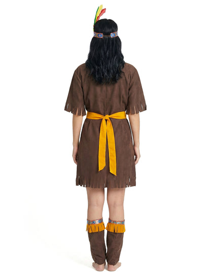 Indiai jelmez körülvett nő