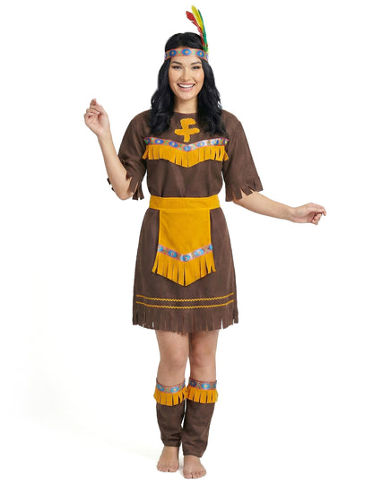 Indiai jelmez körülvett nő