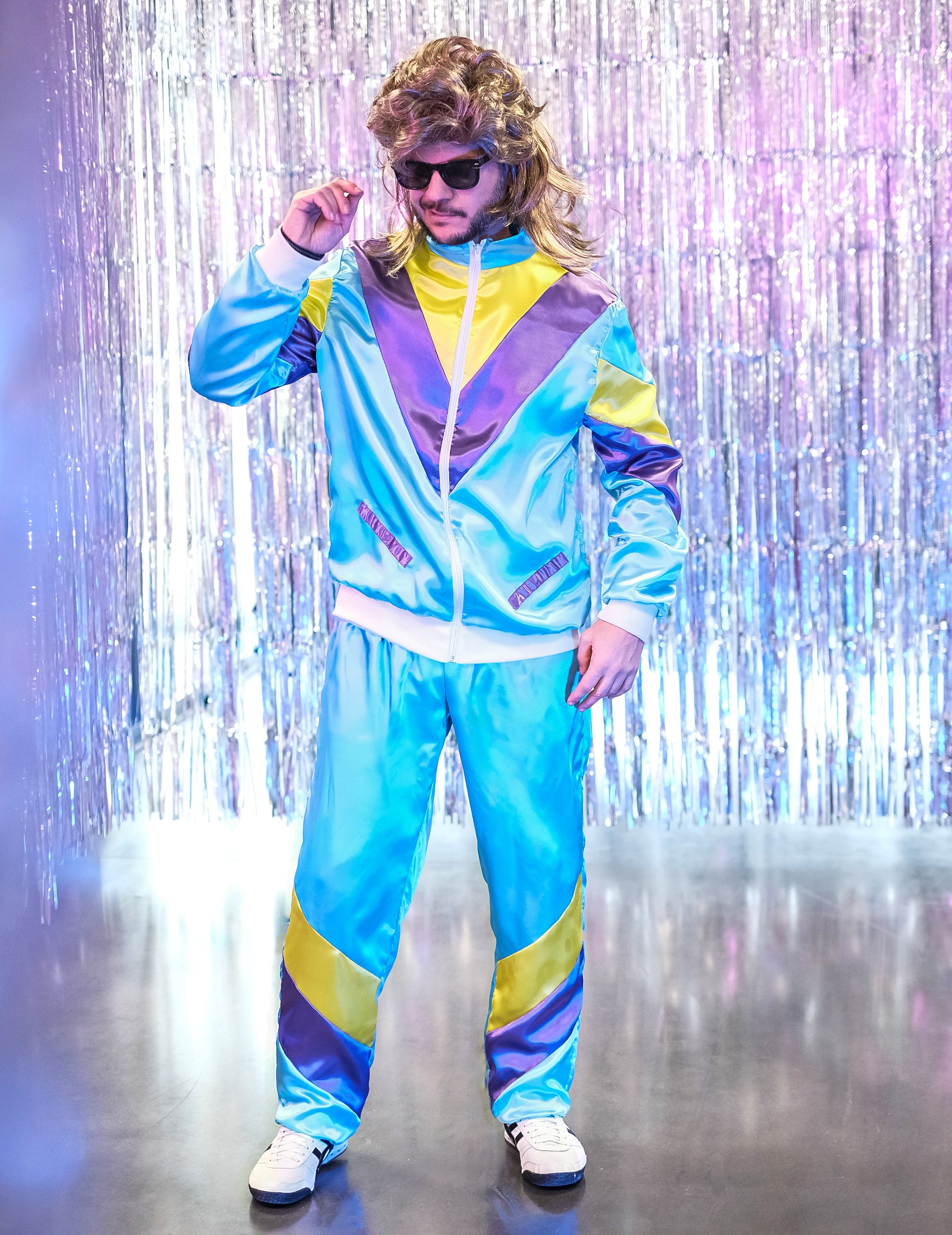 Ünnepi helyzetbe állítva a felnőtt 80-as évekbeli jogging jelmezt