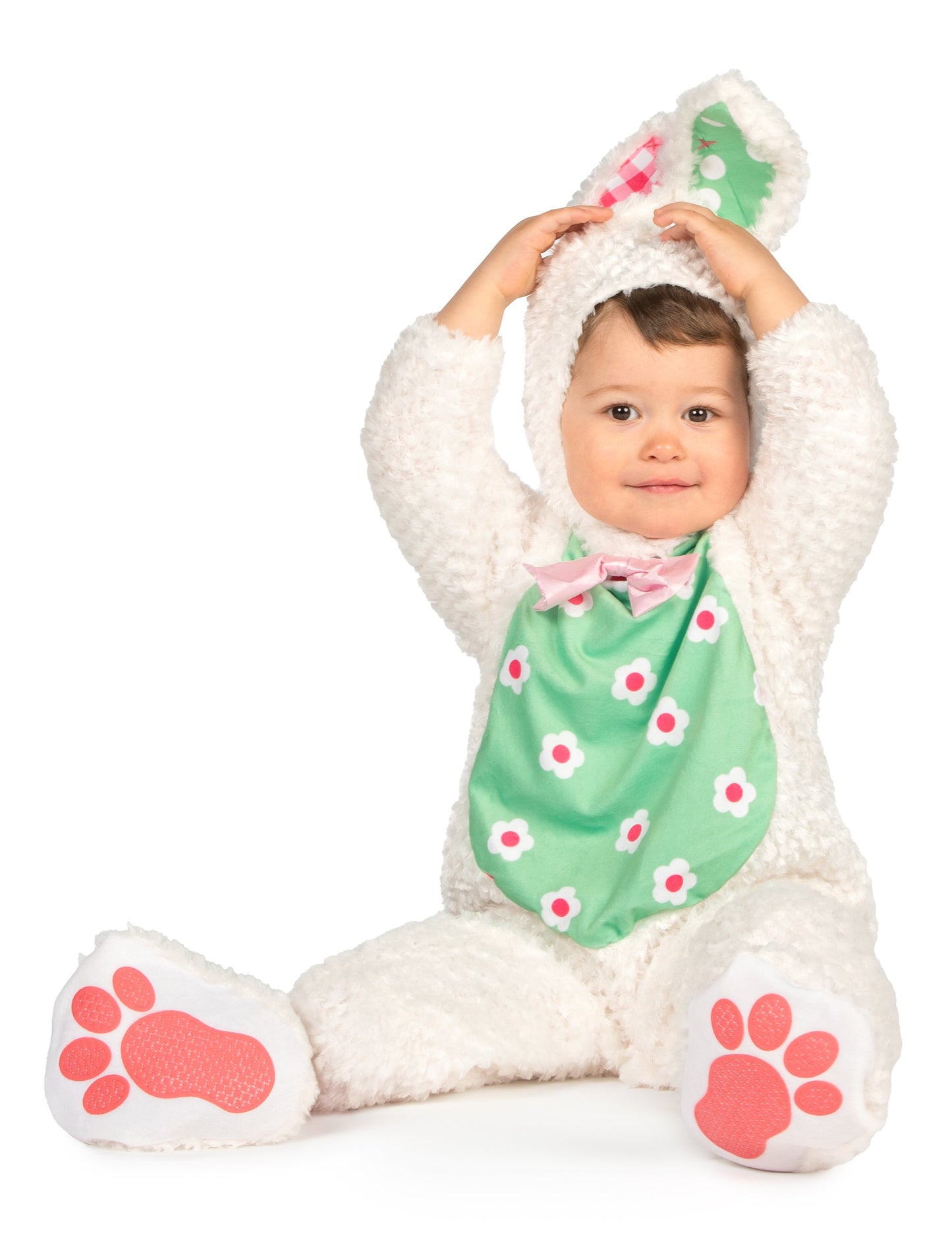 Vue de face du bébé tenant les oreilles de la capuche du déguisement lapin pour bébé