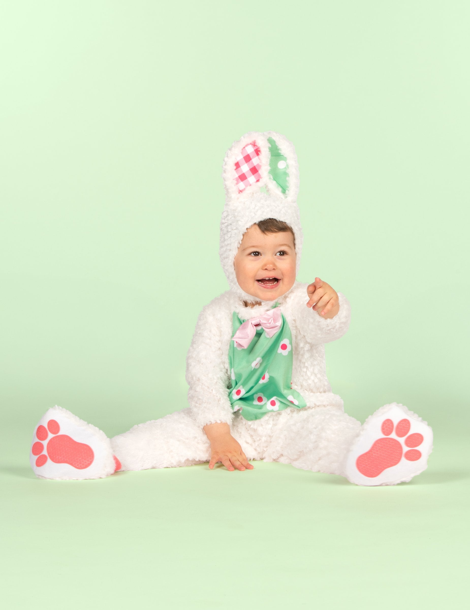 Vue de face du bébé assis du déguisement lapin pour bébé