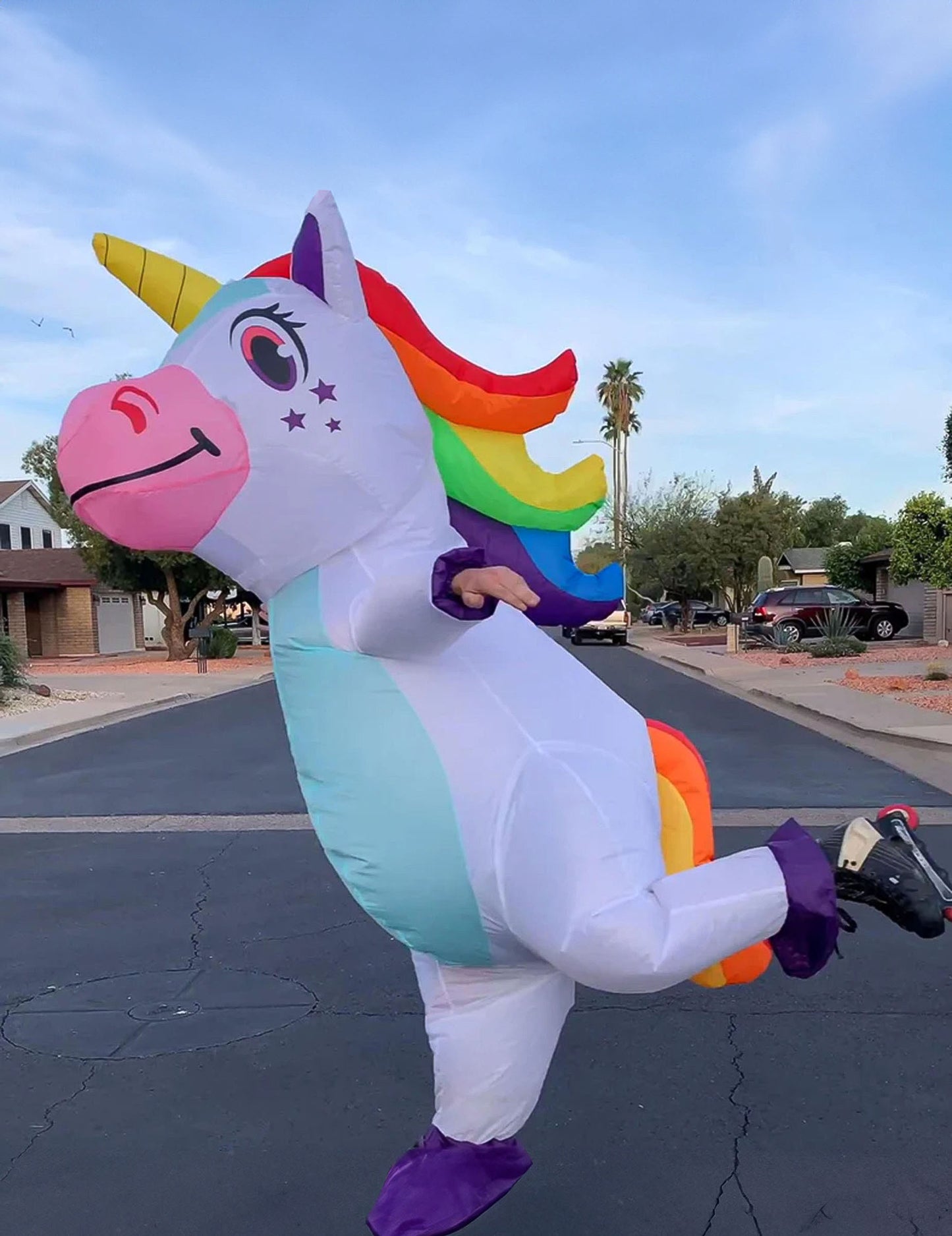 Mise en situation sur rollers du déguisement licorne gonflable géante