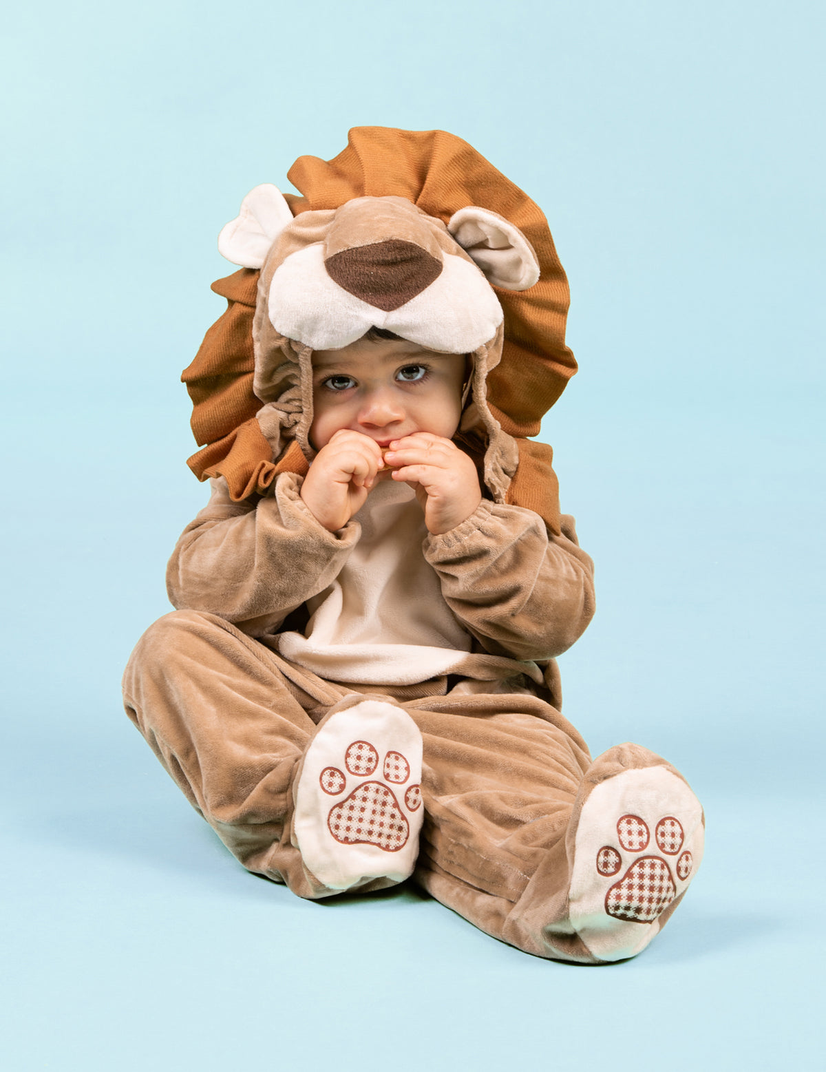 Vue de face en position assise du déguisement lion pour bébé