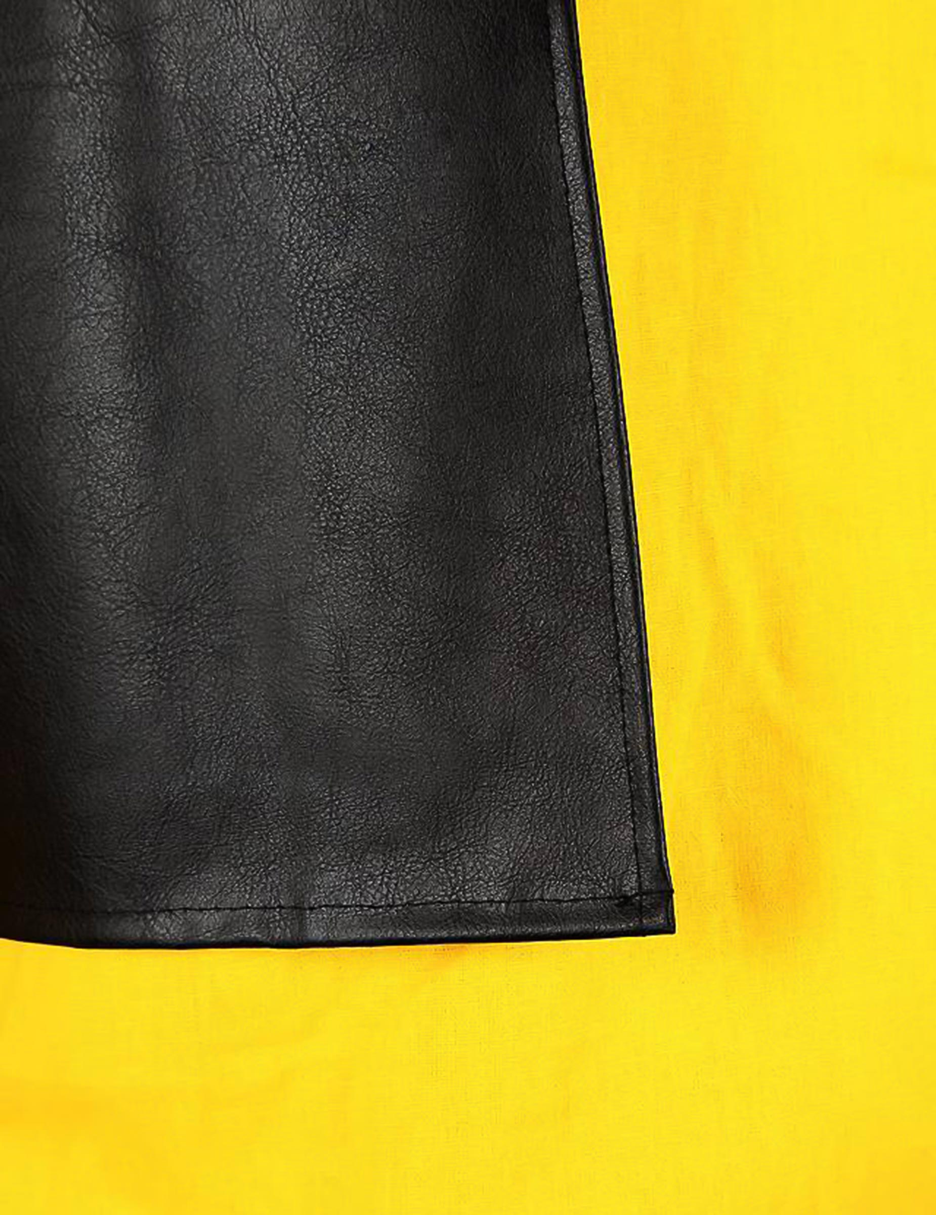 Détail de la matière aspect cuir du gilet du déguisement Lucky Luke™ pour homme