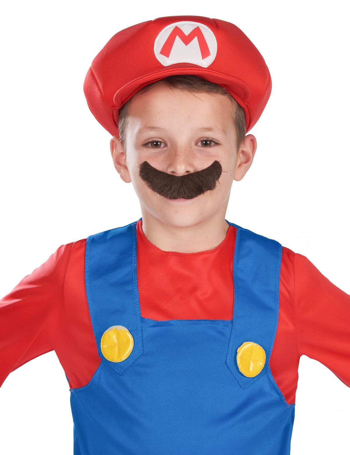 Közelkép a gyermek Mario jelmez bajuszáról és sapkájáról