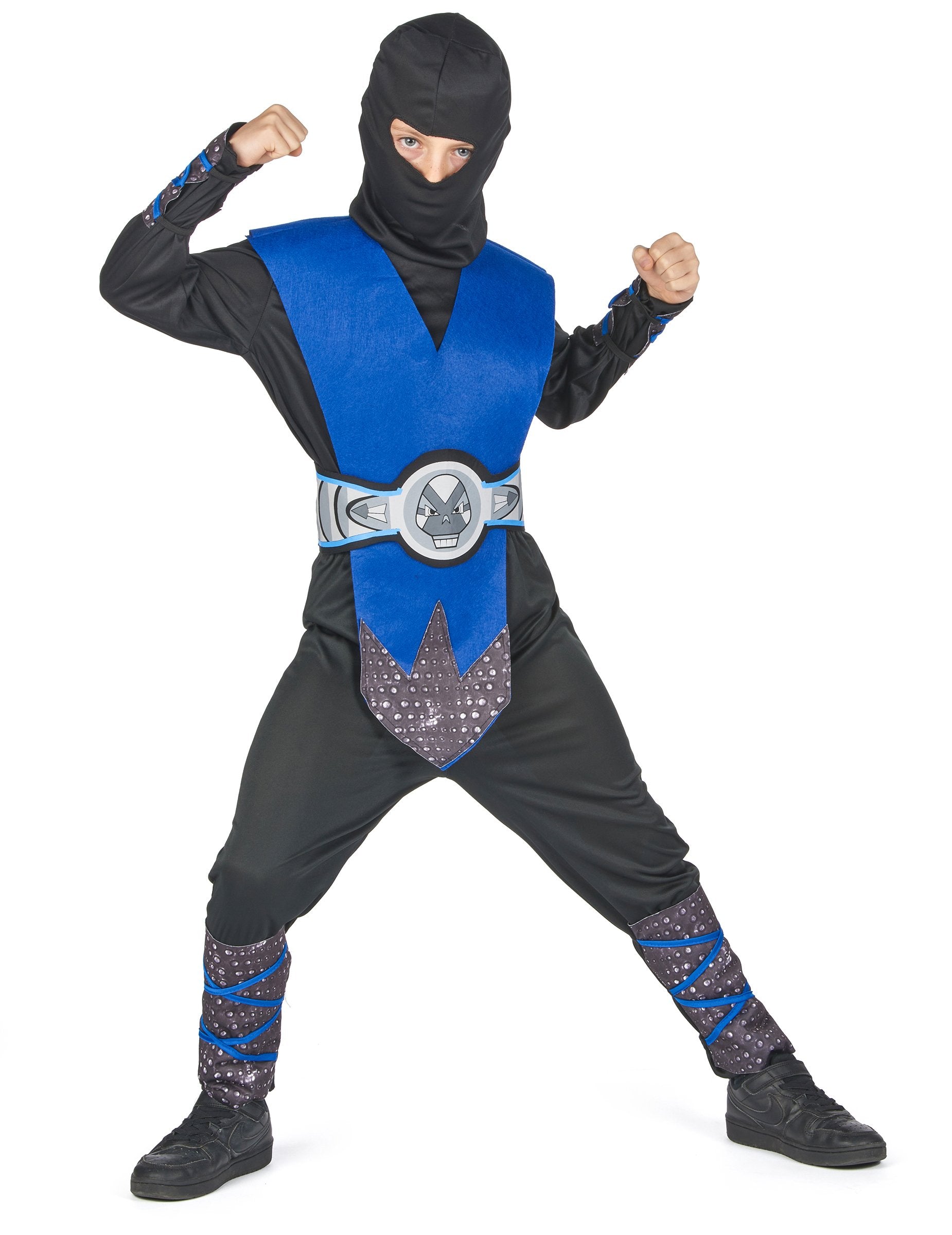 Elölnézet harci pózban a ninja jelmezről