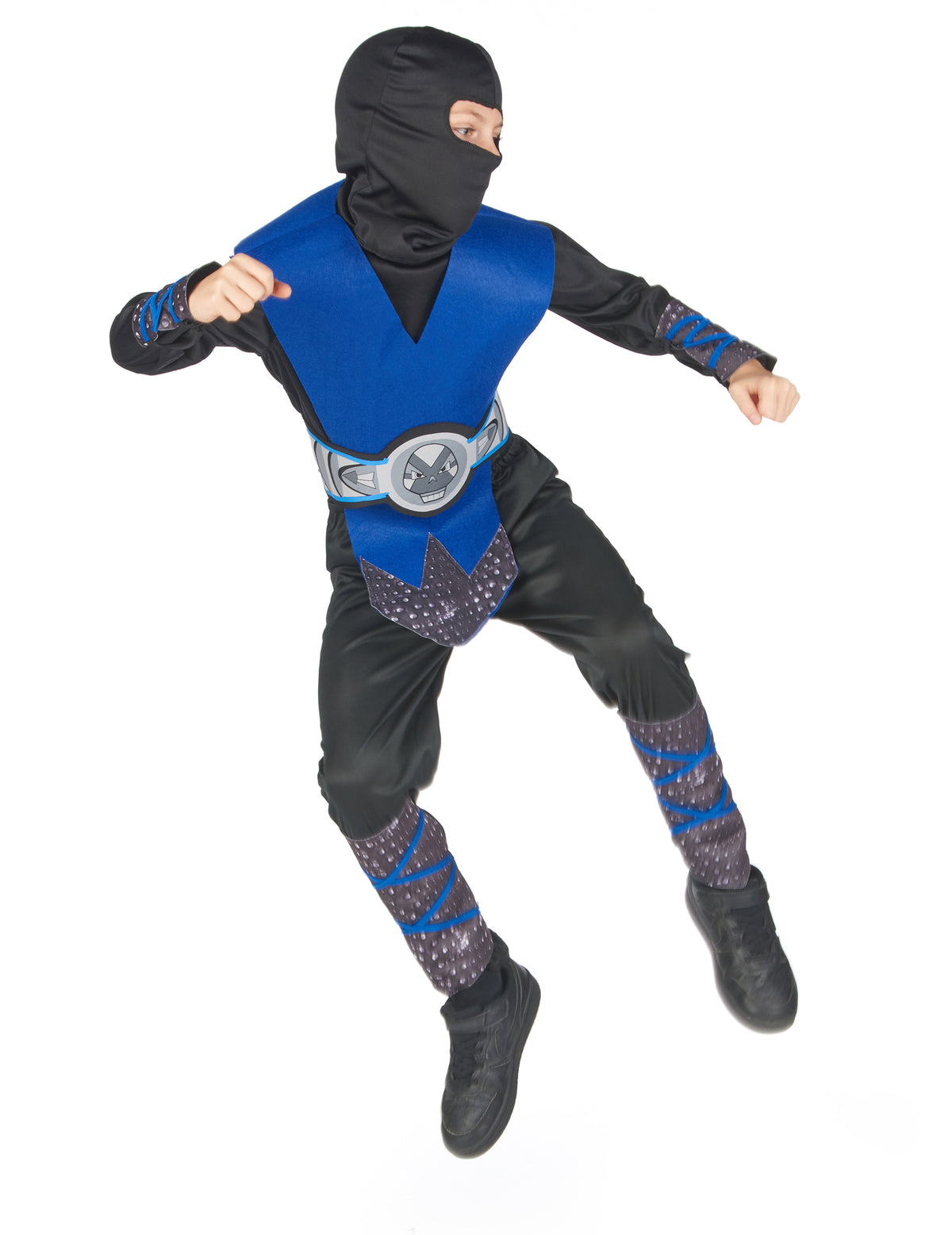 Vue en plein saut du déguisement ninja pour garçon