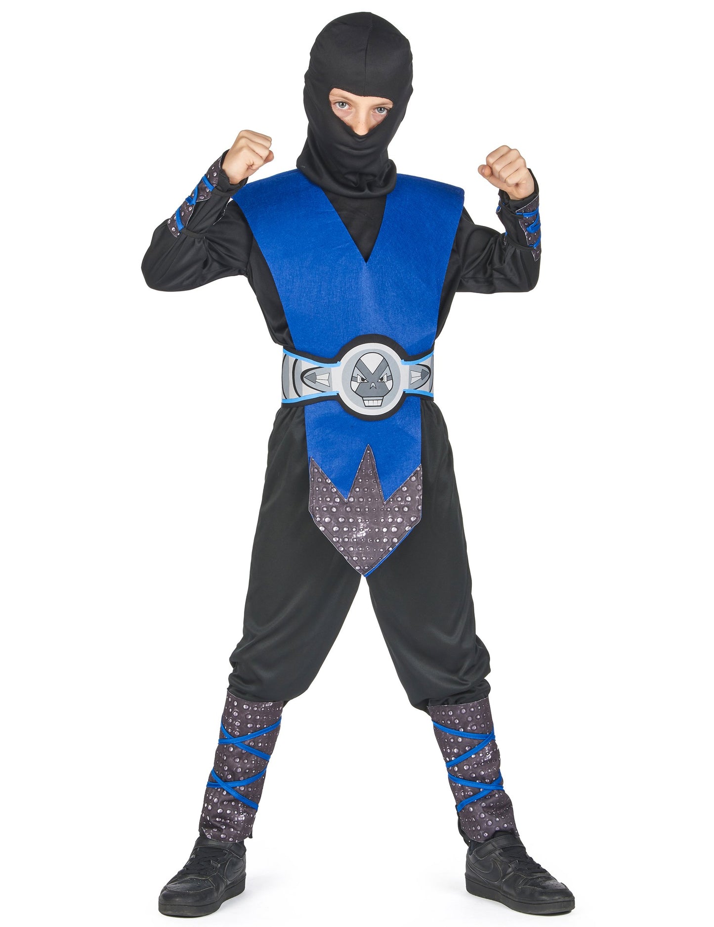 Elölnézet védekező pózban a ninja jelmezről