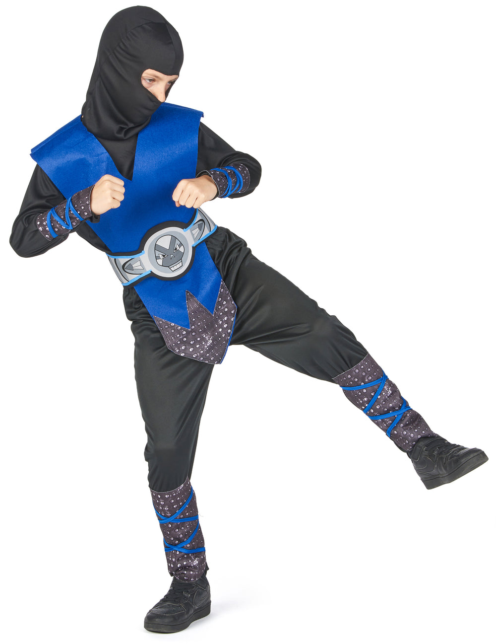 Vue de profil avec coup de pied du déguisement ninja pour garçon