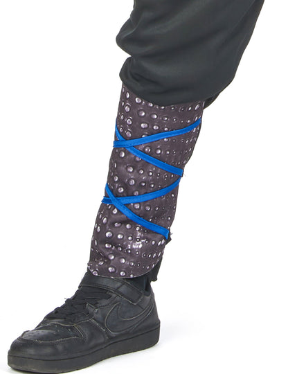 Részlet a kék kötéssel ellátott lábszárvédőről a ninja jelmezben