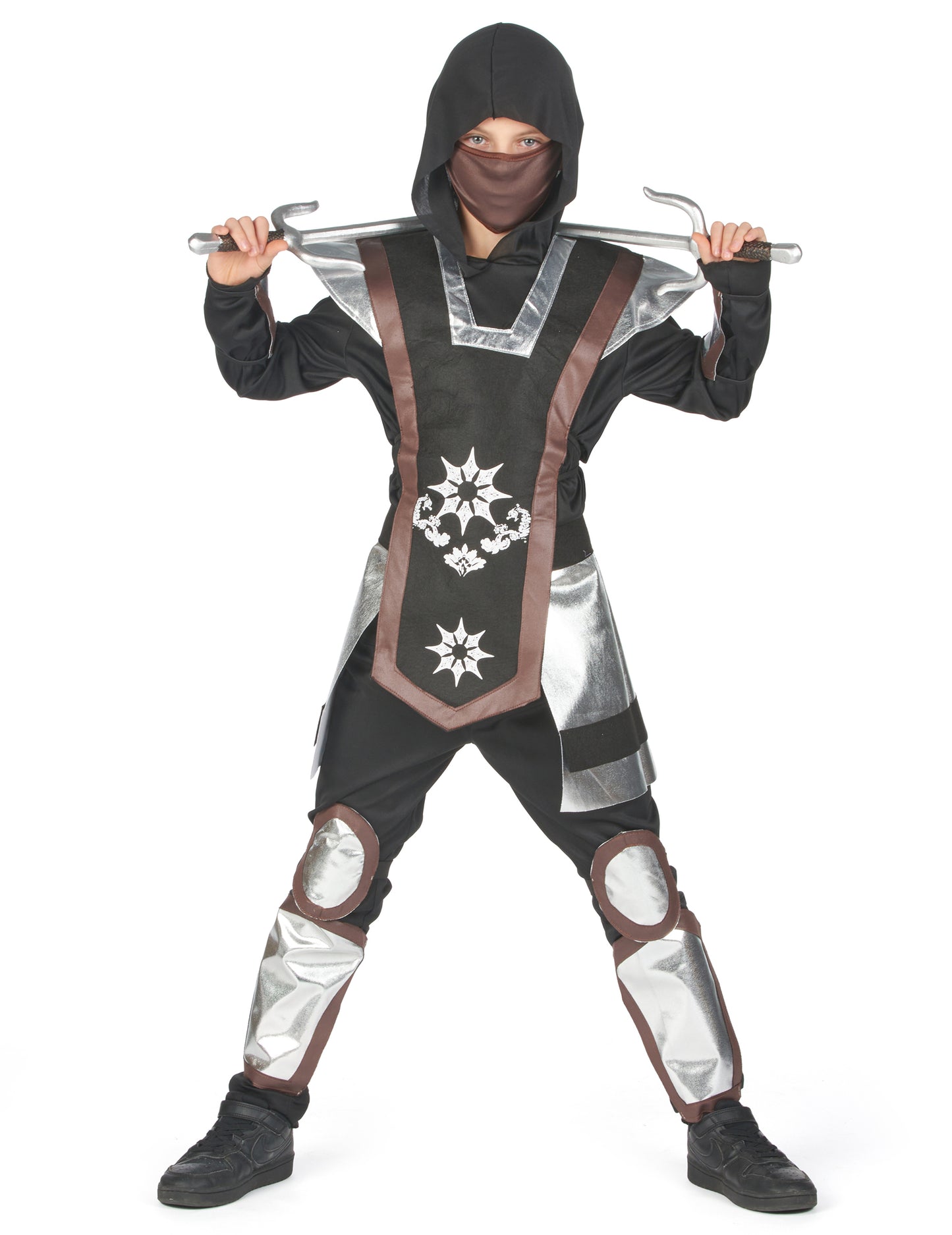 Pose avec les dagues derrière la nuque du déguisement ninja pour garçon