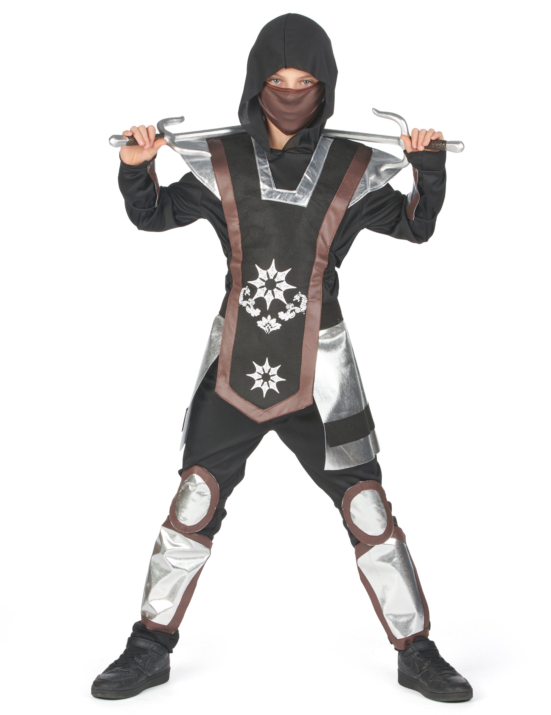 Pose avec les dagues derrière la nuque du déguisement ninja pour garçon