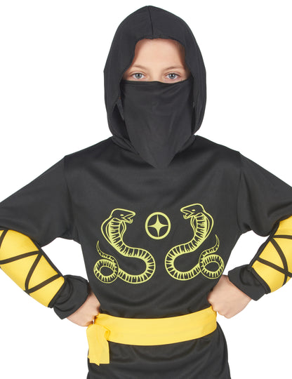 Détail du buste et de la cagoule du déguisement ninja pour garçon