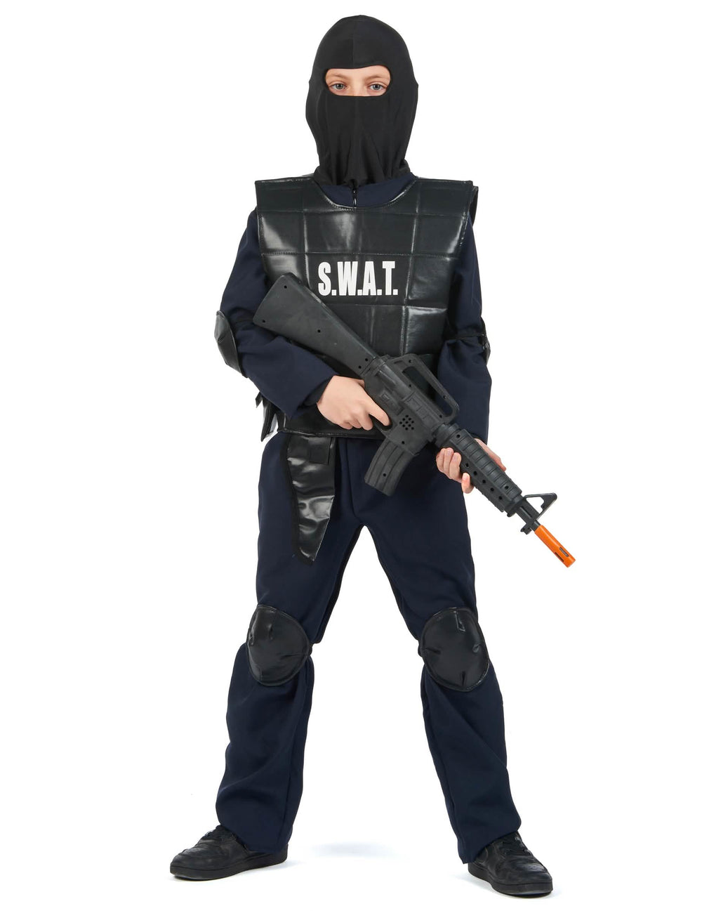 Elölnézetben, csuklyával és játékfegyverrel, a SWAT-tiszti jelmezből