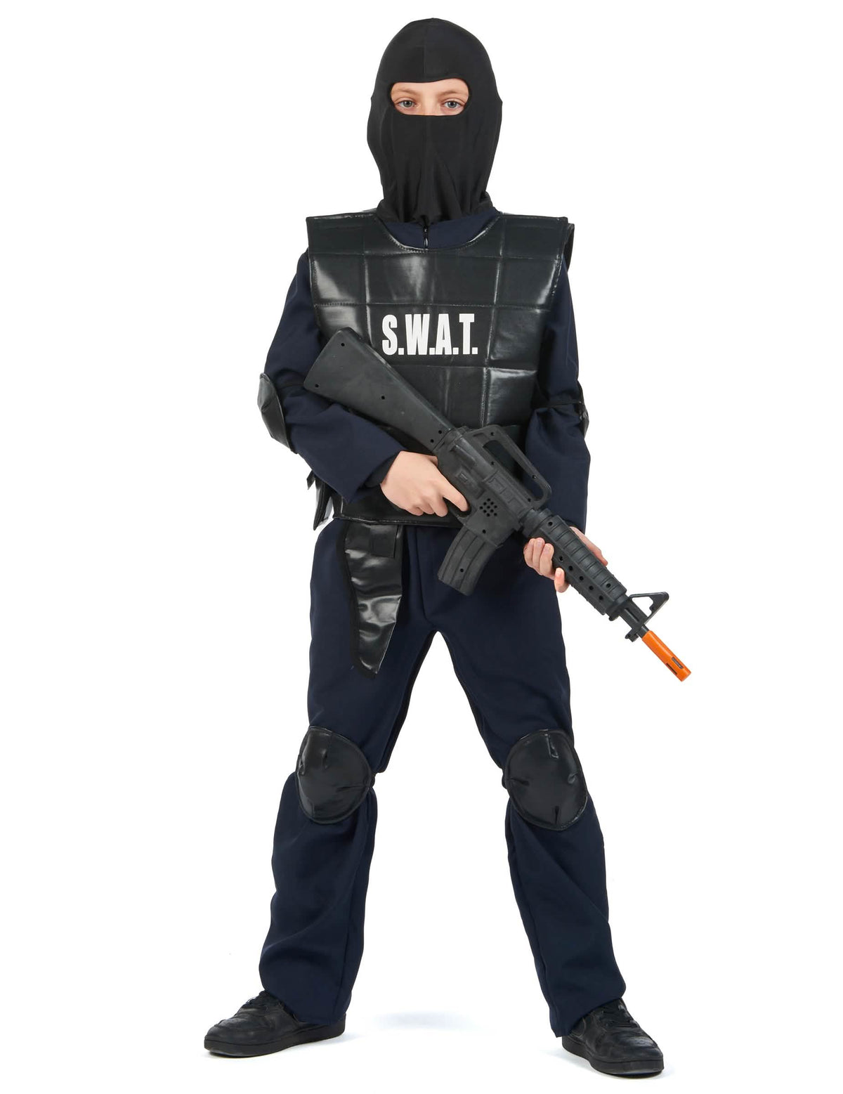 Elölnézetben, csuklyával és játékfegyverrel, a SWAT-tiszti jelmezből