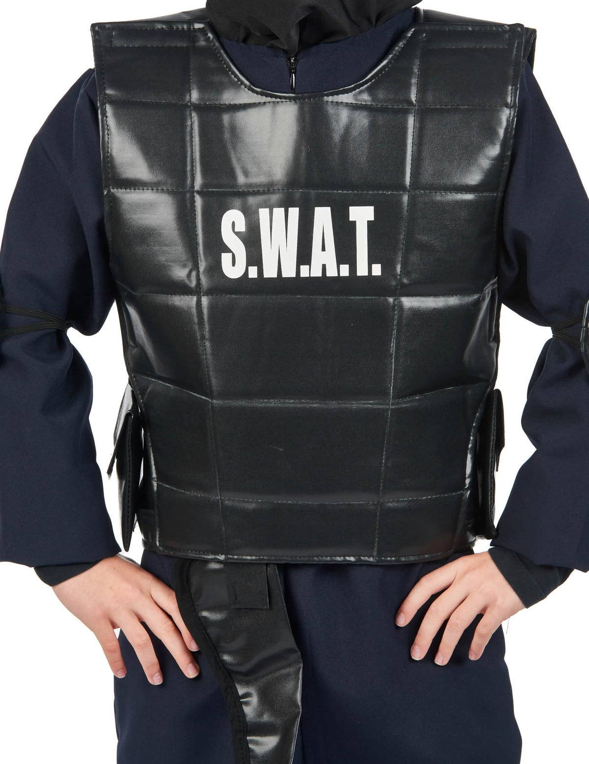 Közelkép a SWAT-tiszt jelmez feliratos mellrészéről