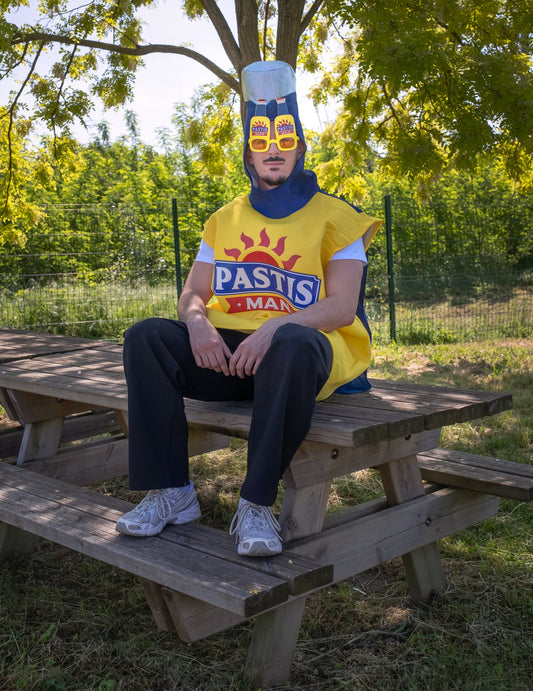 Pastis ember ember álruhában
