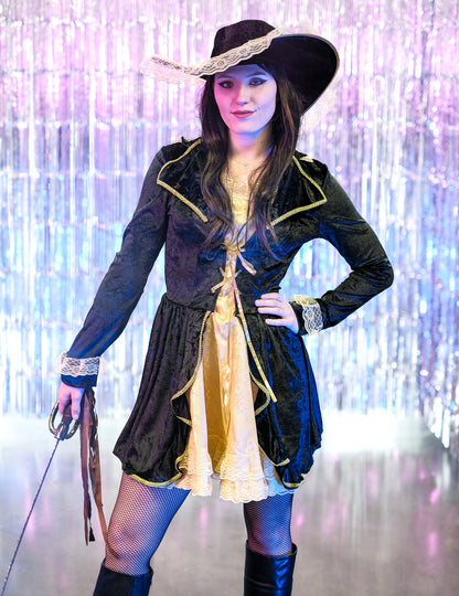Mise en situation avec sabre du déguisement pirate baroque pour femme
