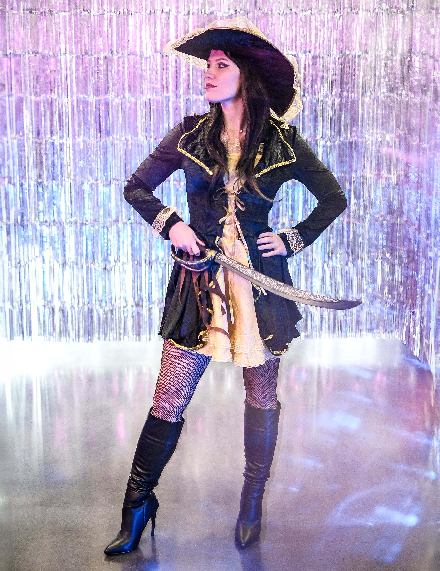 Mise en scène avec sabre du déguisement pirate baroque pour femme