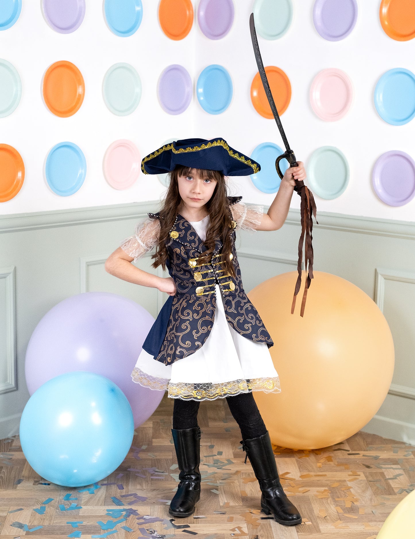 Elölnézet kalóz jelmez lányoknak karddal