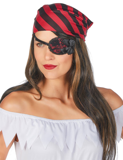 Közelkép a pirátdíszítés bandanájáról és szemfedőjéről