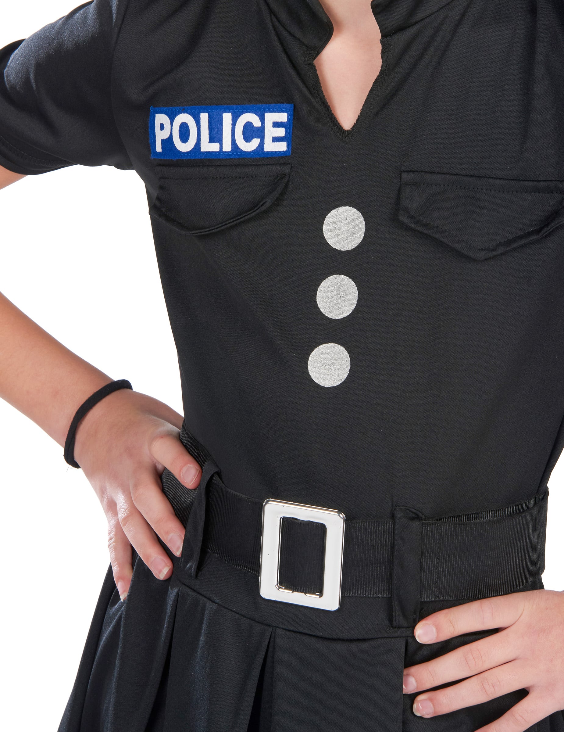 Gros plan sur l'écusson et la ceinture du déguisement de policière pour fille