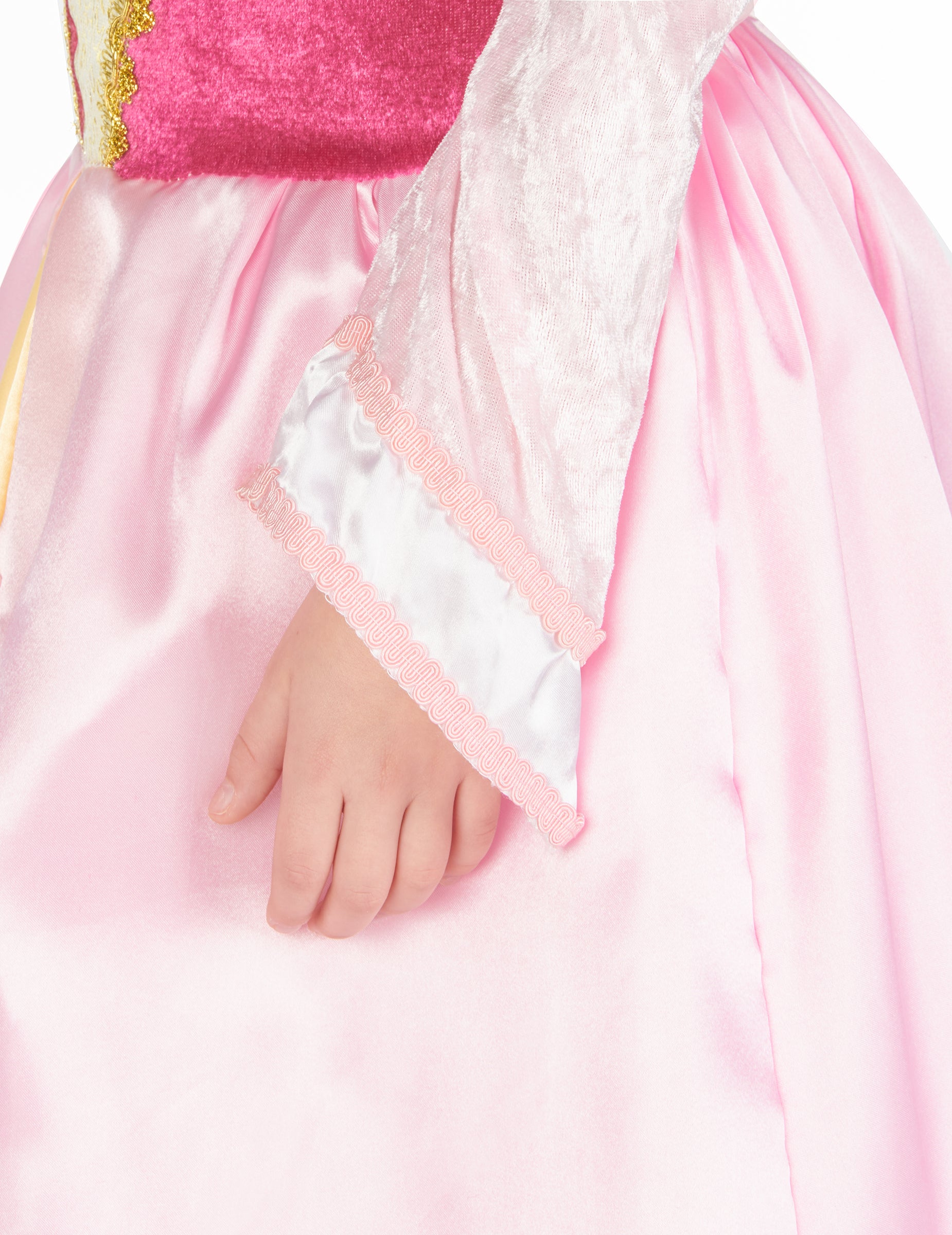 Détail de la manche avec galon rose du déguisement princesse robe satinée