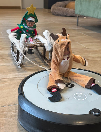 Karácsonyi rénszarvas jelmez egy huncut manóbabának