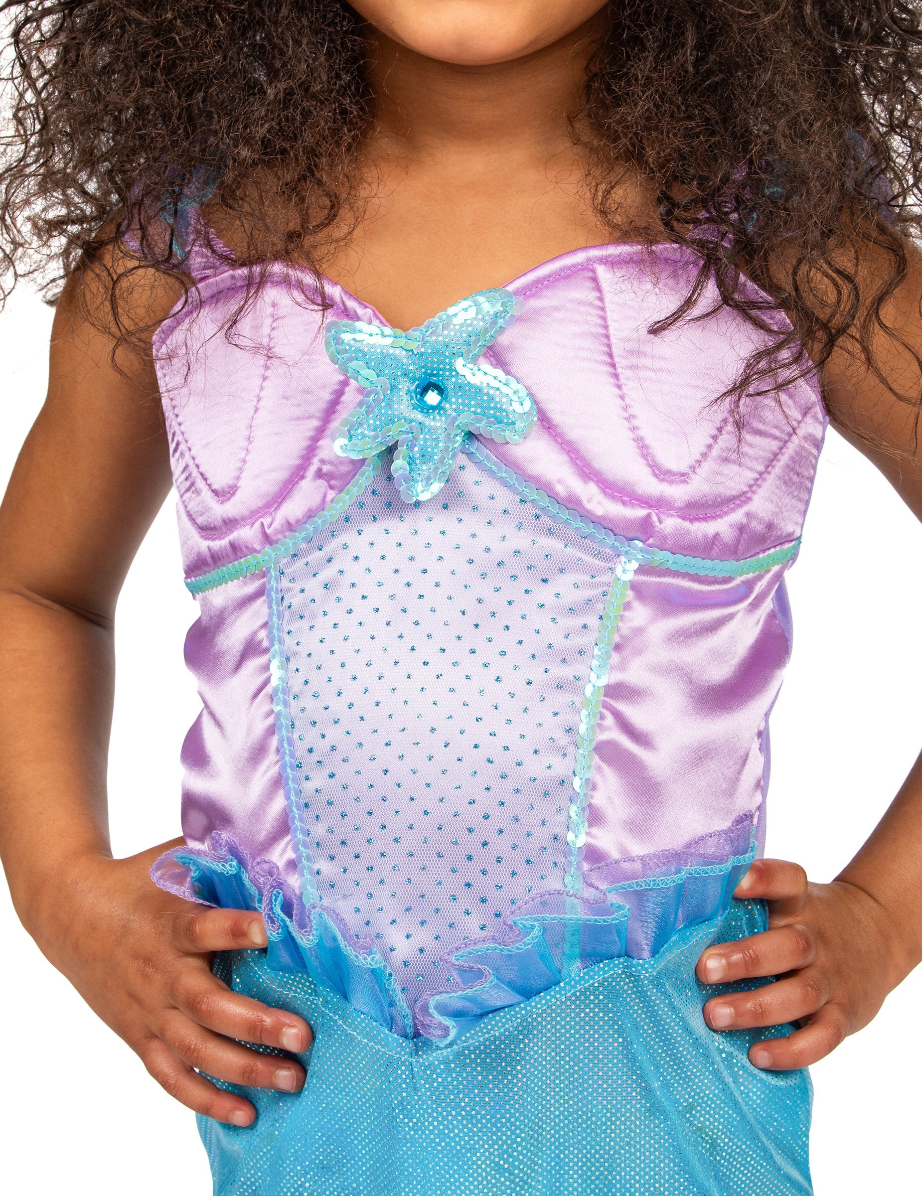 Részlet a sellő jelmez kislányoknak melltartóján lévő csillagról és flitterekről