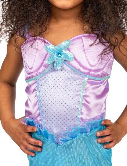 Részlet a sellő jelmez kislányoknak melltartóján lévő csillagról és flitterekről