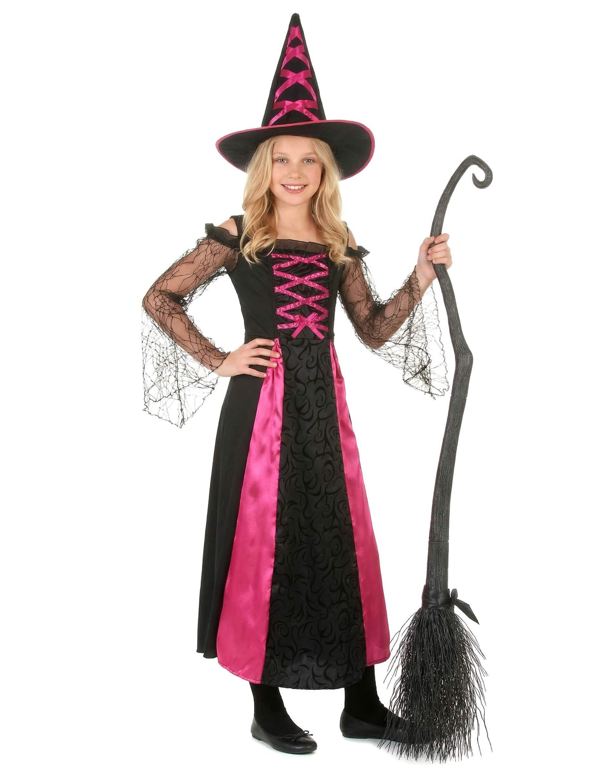 Elölnézet kalappal és seprűvel, fogazott halloween boszorkányjelmezben