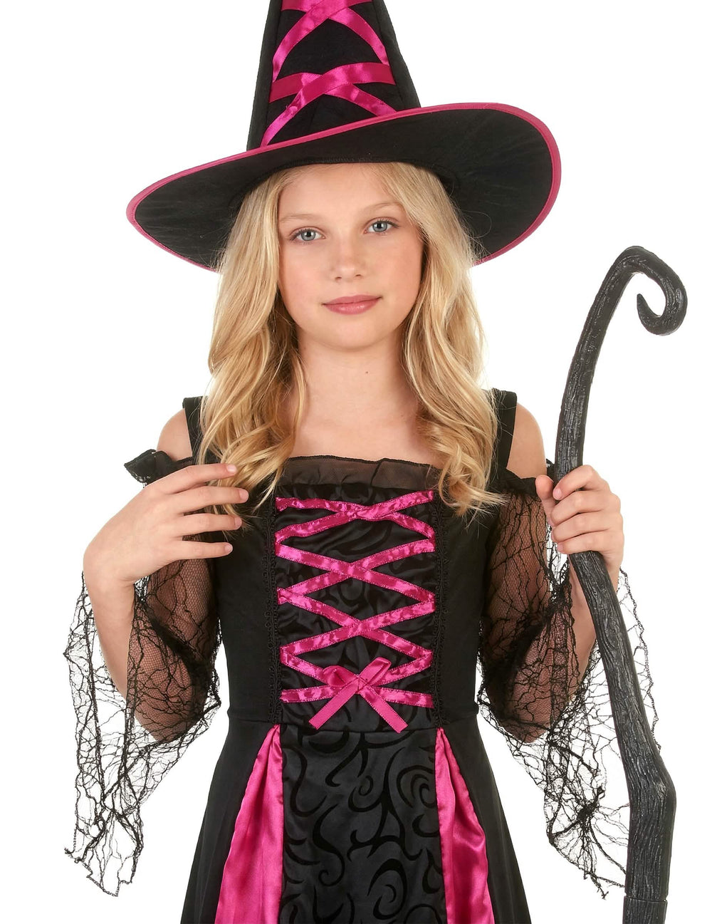 Közelkép a csipkés boszorkányjelmez mellrészéről és kalapjáról halloween