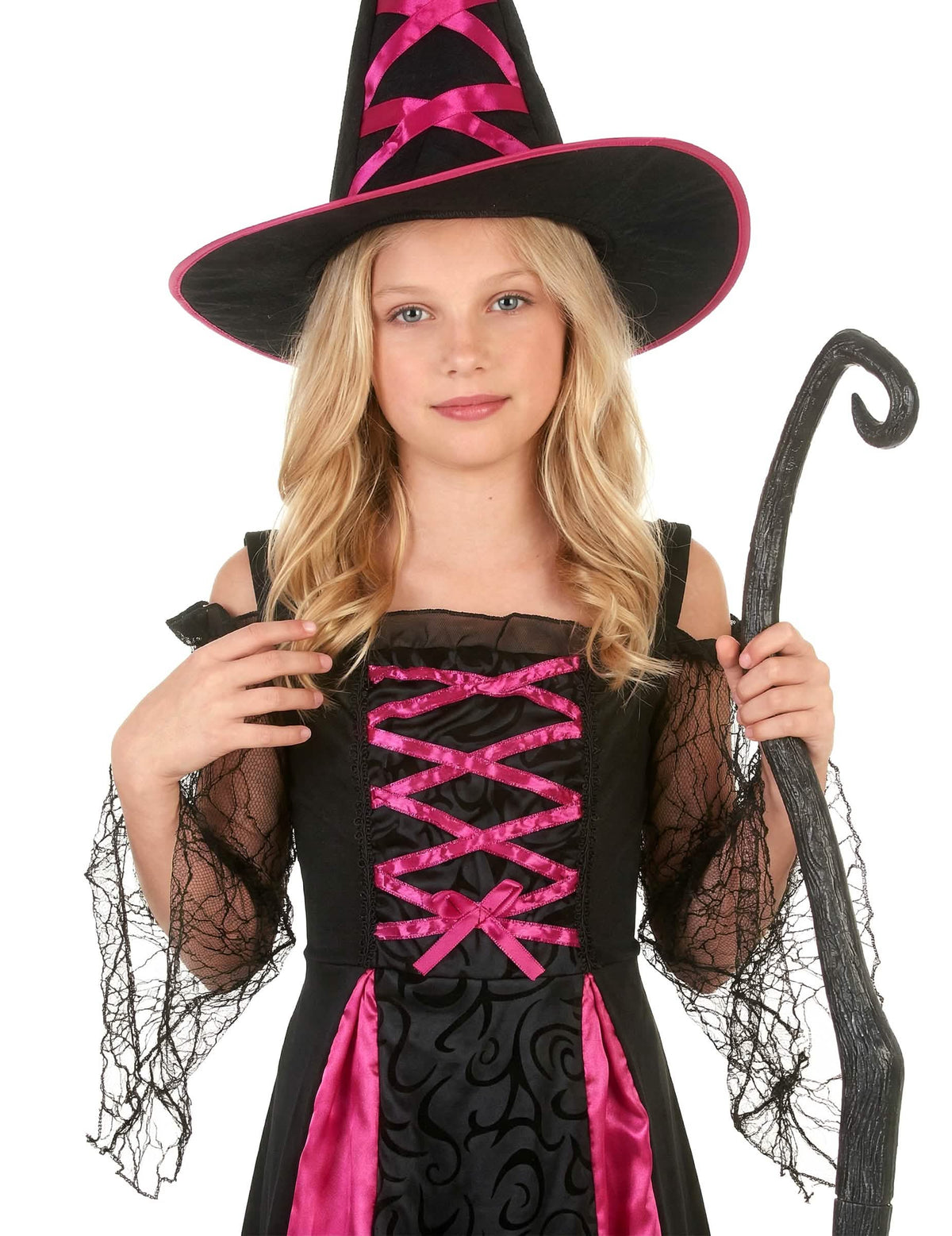 Közelkép a csipkés boszorkányjelmez mellrészéről és kalapjáról halloween