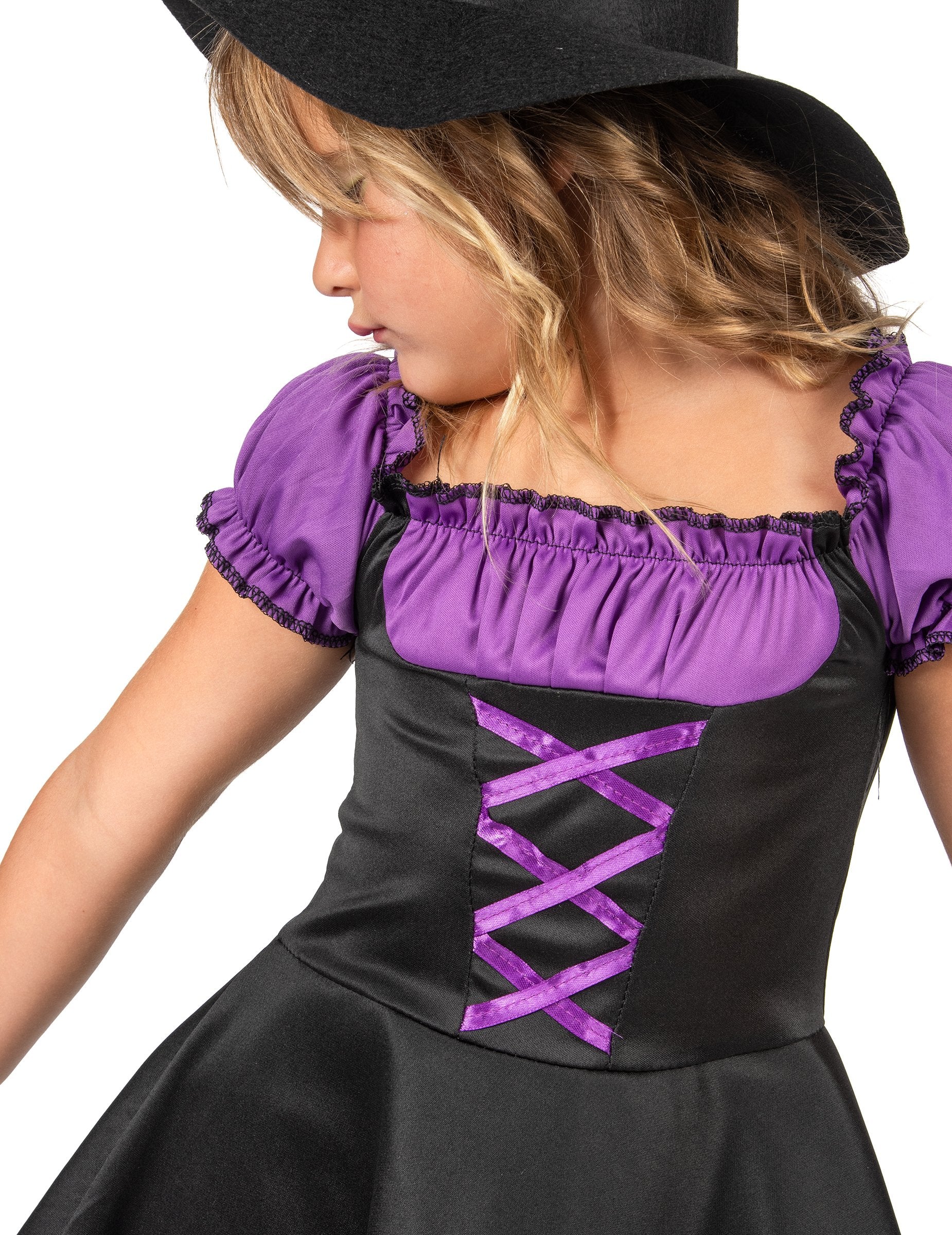 Közelkép a lányoknak szánt boszorkány jelmez nyakáról és fűzéséről