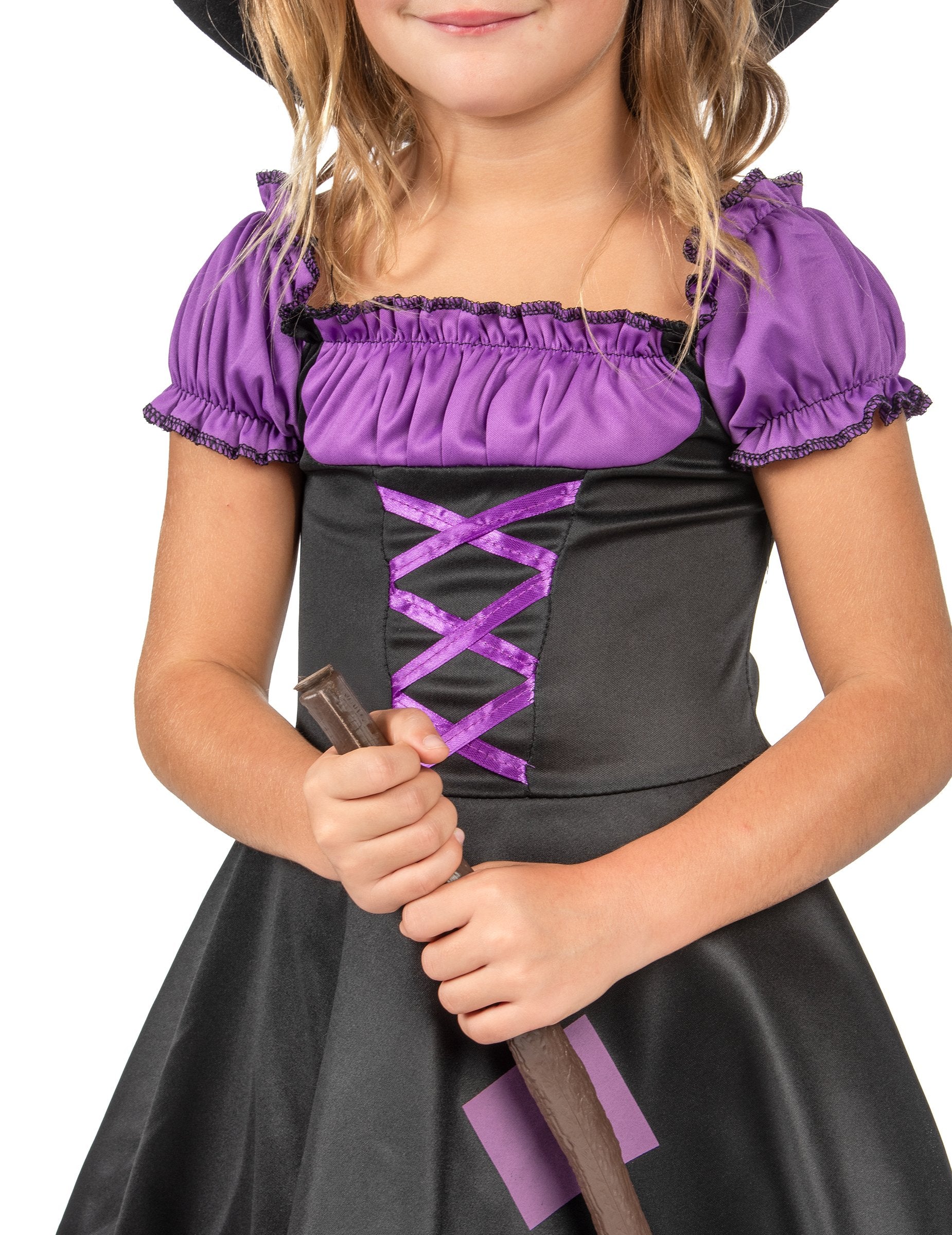 Közelkép a lányoknak szánt boszorkány jelmez fűzéséről