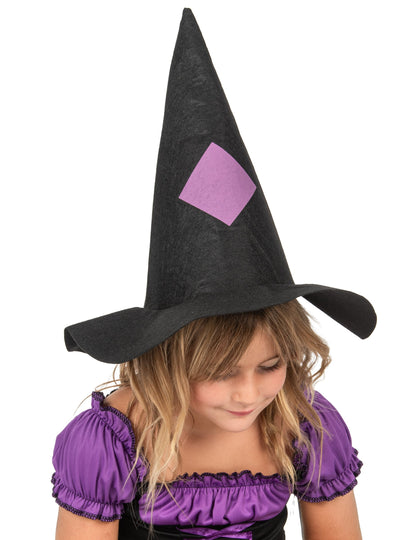 Közelkép a lányoknak szánt boszorkány jelmez hegyes kalapjáról