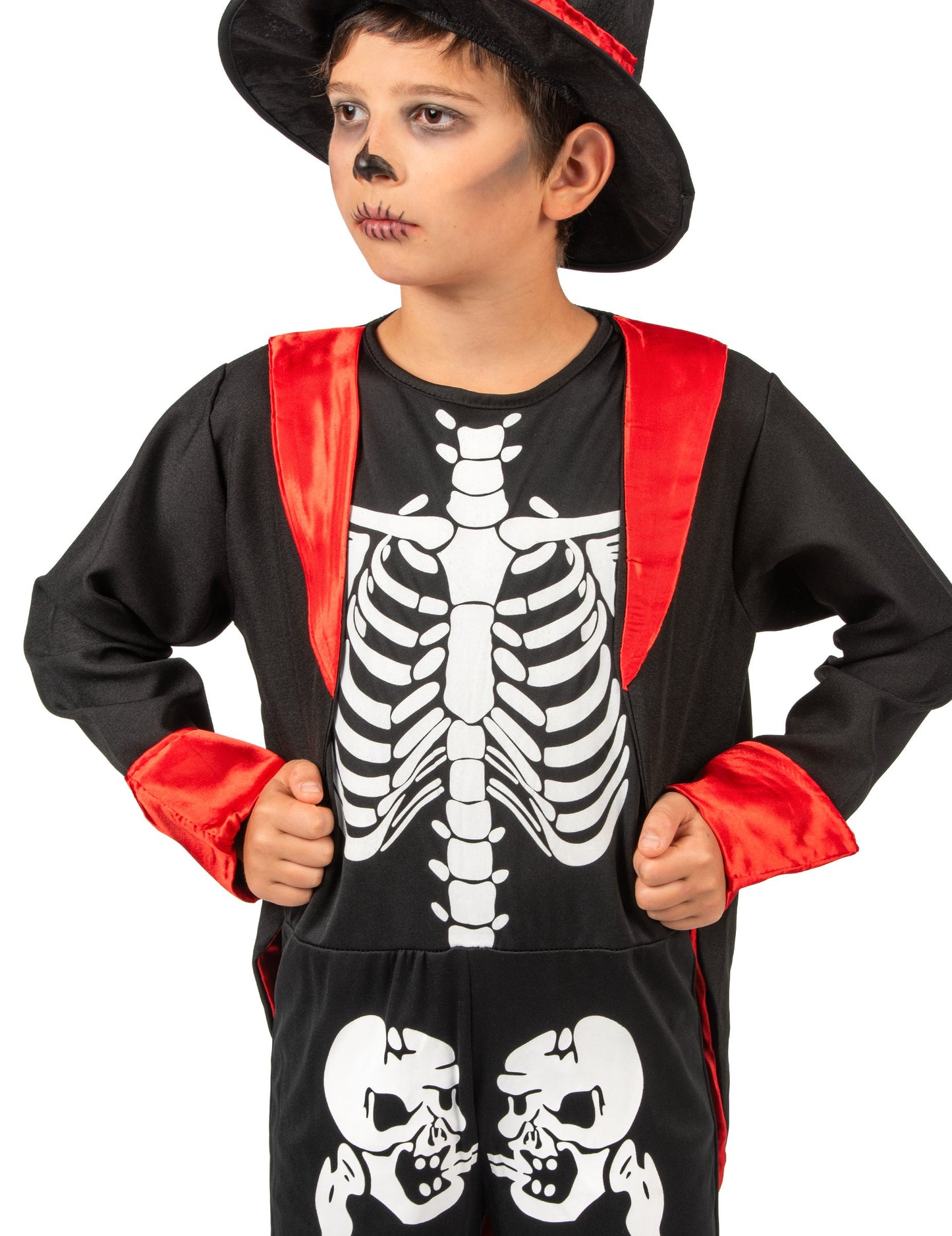 Gros plan sur le buste et le chapeau du déguisement squelette chic pour garçon