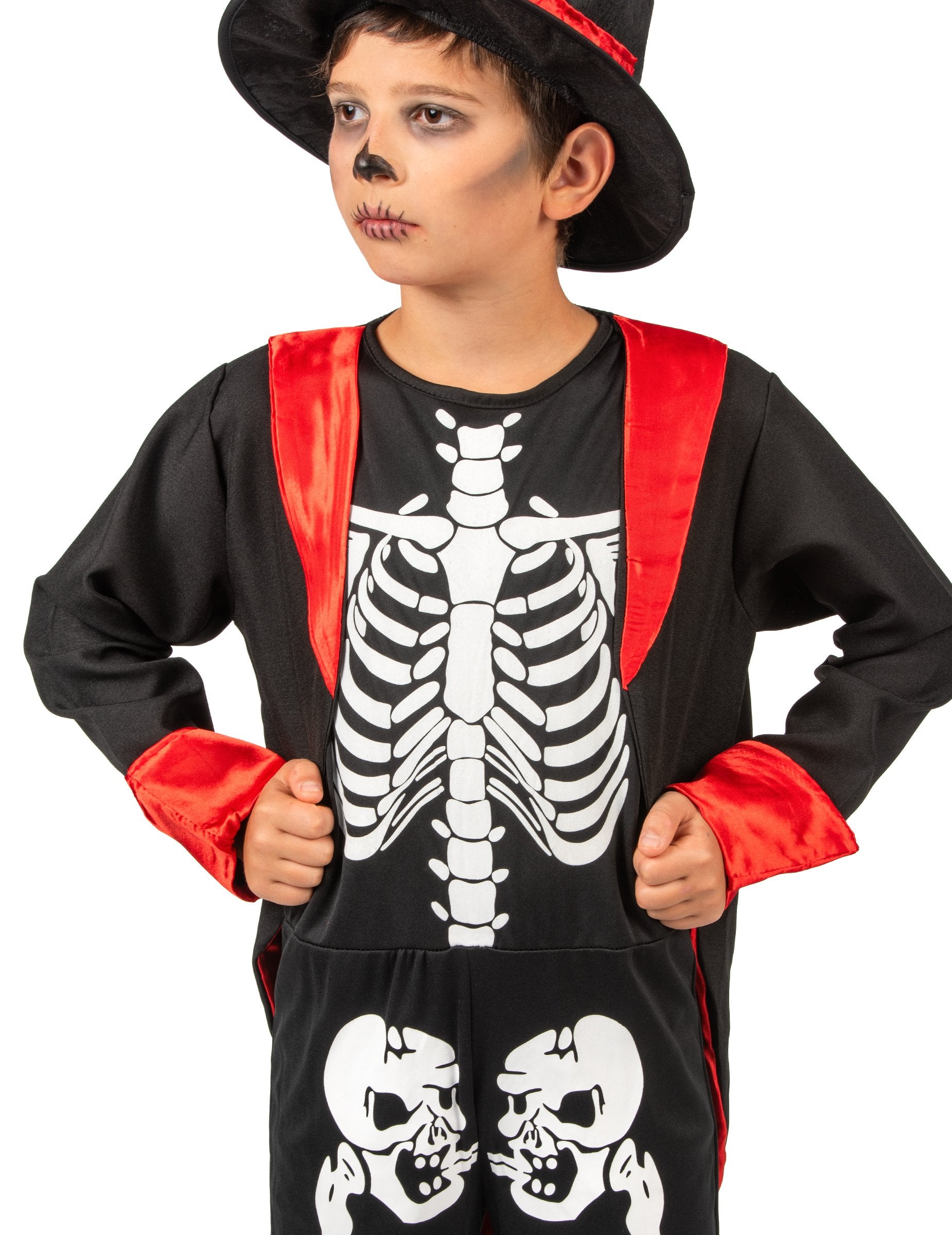 Gros plan sur le buste et le chapeau du déguisement squelette chic pour garçon