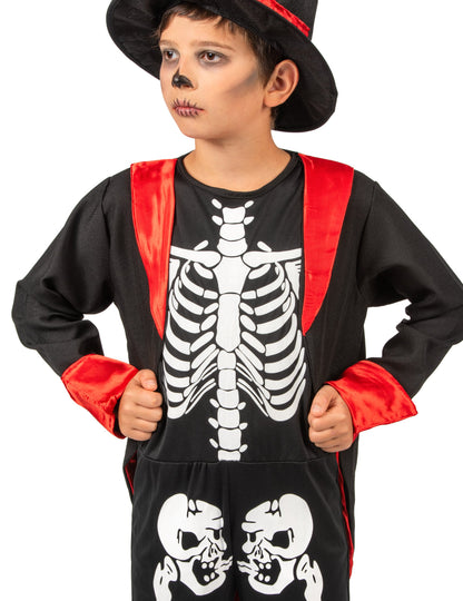 Gros plan sur le buste et le chapeau du déguisement squelette chic pour garçon