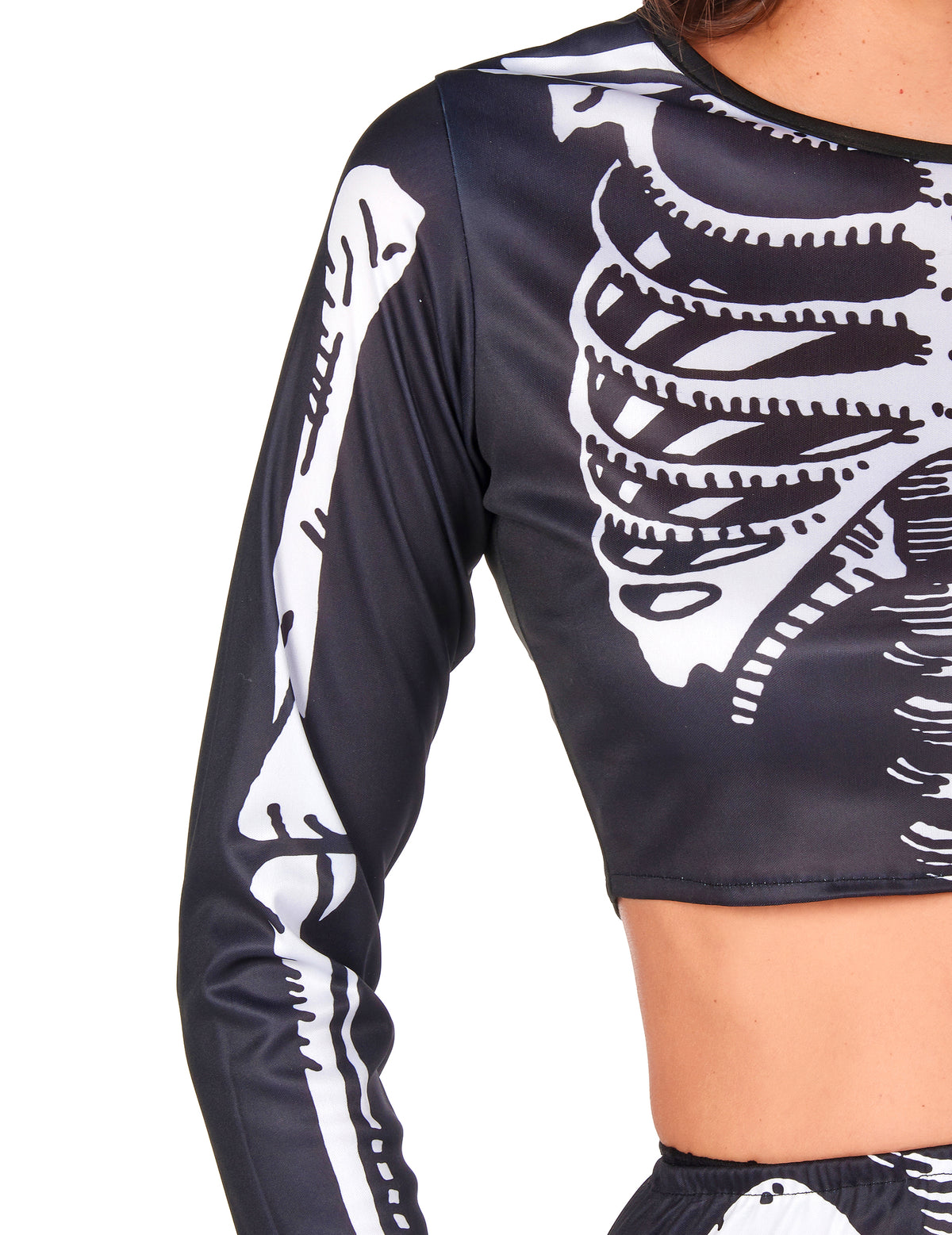 Gros plan sur la manche du déguisement de squelette crop top