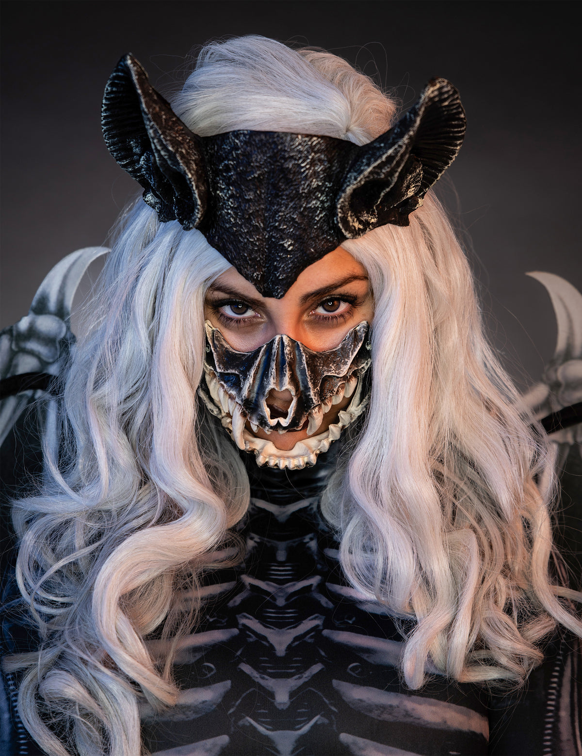 Gros plan sur le masque et les oreilles du déguisement squelette de chauve-souris pour femme luxe
