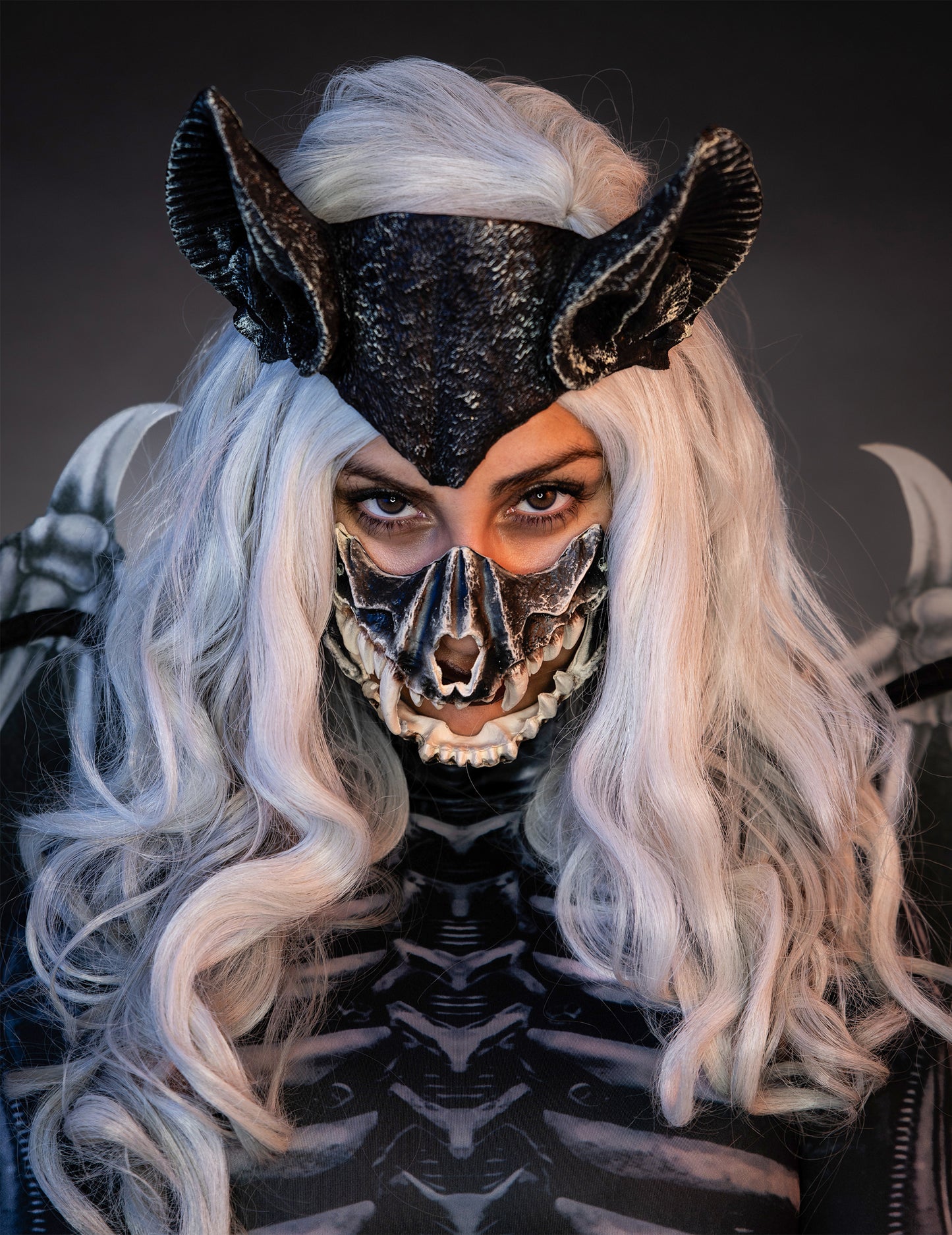 Gros plan sur le masque et les oreilles du déguisement squelette de chauve-souris pour femme luxe