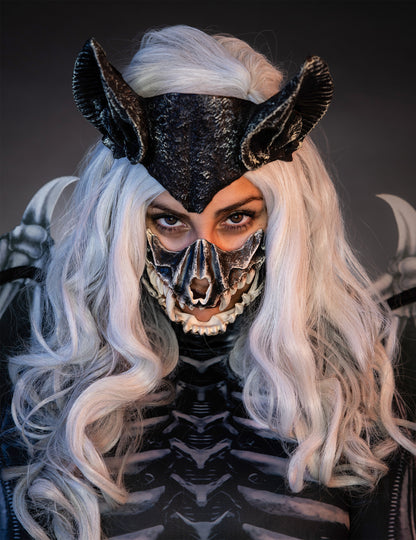 Gros plan sur le masque et les oreilles du déguisement squelette de chauve-souris pour femme luxe