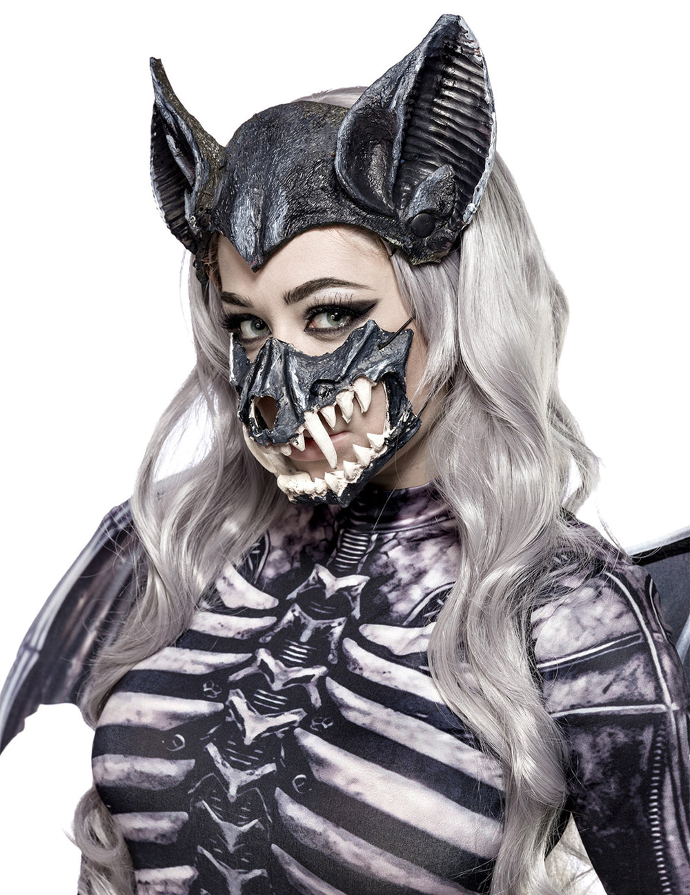 Gros plan sur le masque et la coiffe du déguisement squelette de chauve-souris pour femme