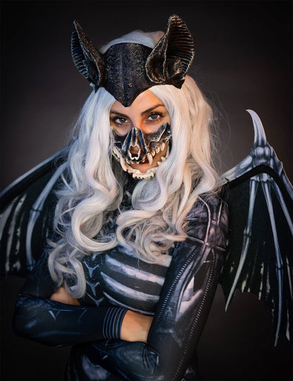 Déguisement squelette de chauve-souris pour femme luxe noir et gris avec ailes et masque
